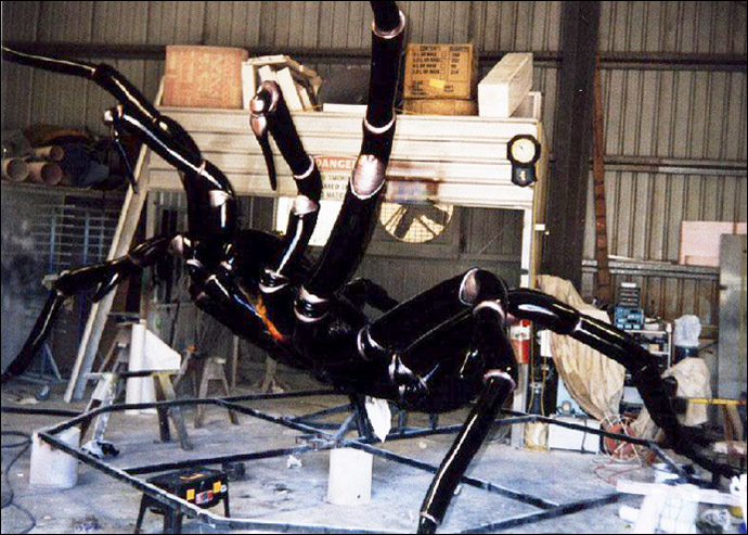 Animatronic funnelweb spider 3/4 view