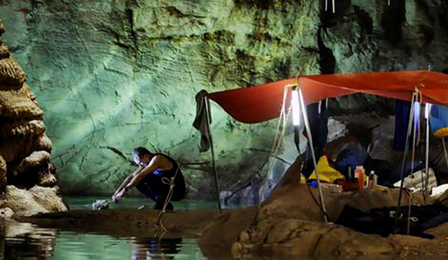 Sanctum- Richard Roxburgh on the cave set